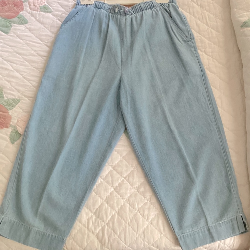 Light blue capri pants in small size w elastic band at waist & side pockets